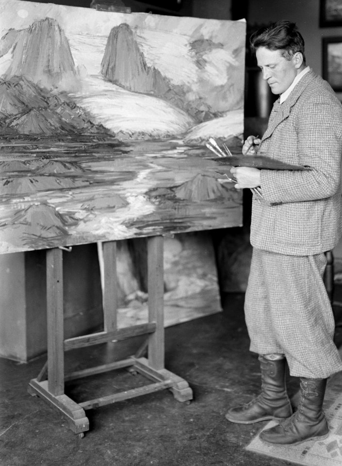 Guðmundur Einarsson (1895-1963), beeldend kunstenaar uit Miðdal, in diens atelie, Bestanddeelnr 190-0341