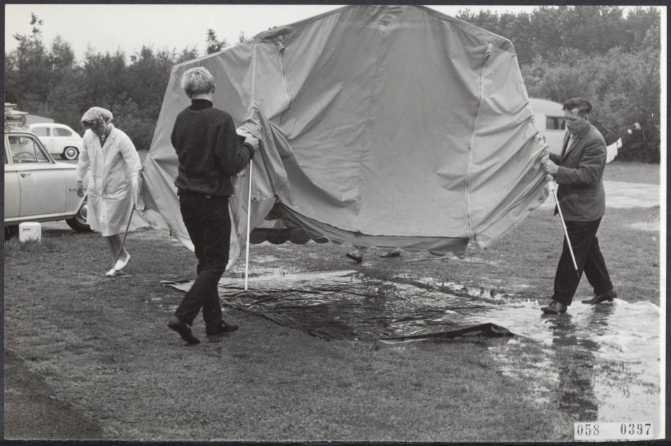 Grote regenval heeft vele vakantiegangers op de campings op de vlucht doen slaan, Bestanddeelnr 058-0397