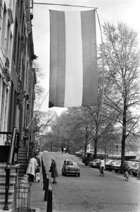 Grote vlag op een der grachten, Bestanddeelnr 928-5524