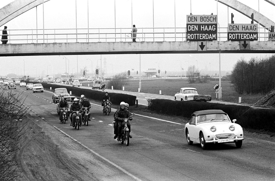 Grote uittocht buitenlanders uit Nederland op de weg richting Arnhem, Bestanddeelnr 915-0396