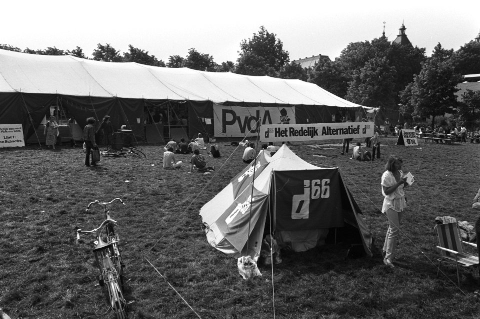 Grote tent PvdA en kleine tent D66 op Musemplein, Bestanddeelnr 929-7445