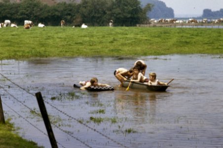 Grote rivieren buiten hun oevers kinderen spelen op ondergelopen land, Bestanddeelnr 253-8280