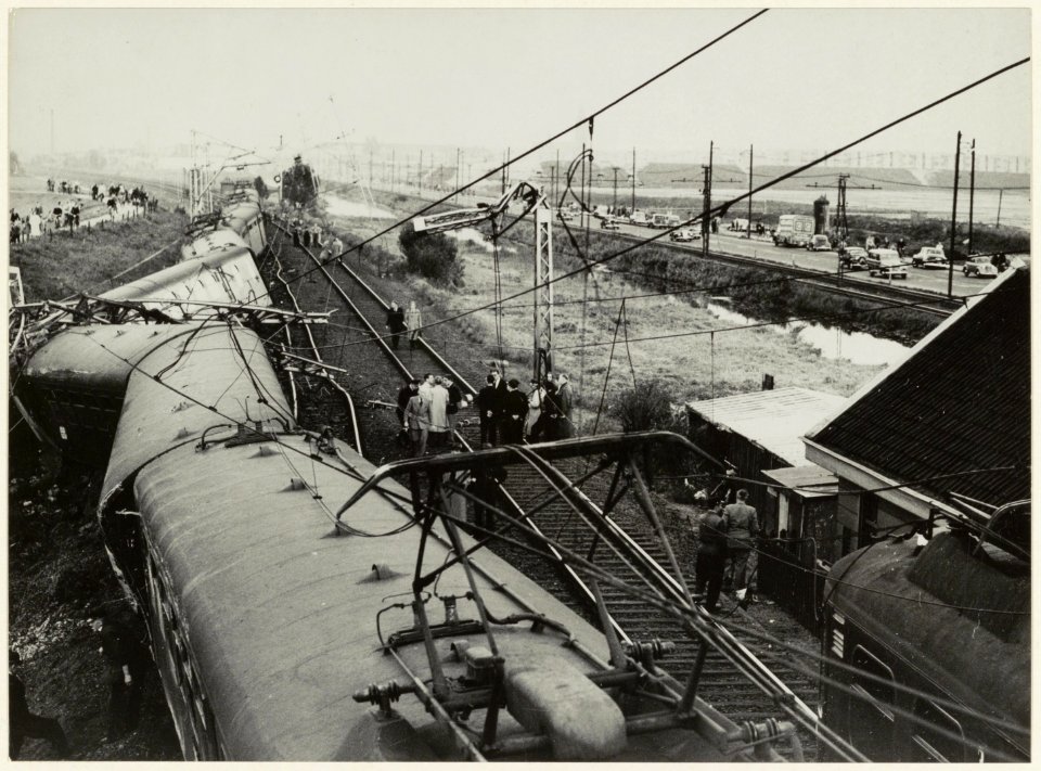 Grote ravage even voorbij Sloterdijk na het ontsporen van een electrische trein in de richting Haarlem. NL-HlmNHA 1478 0068