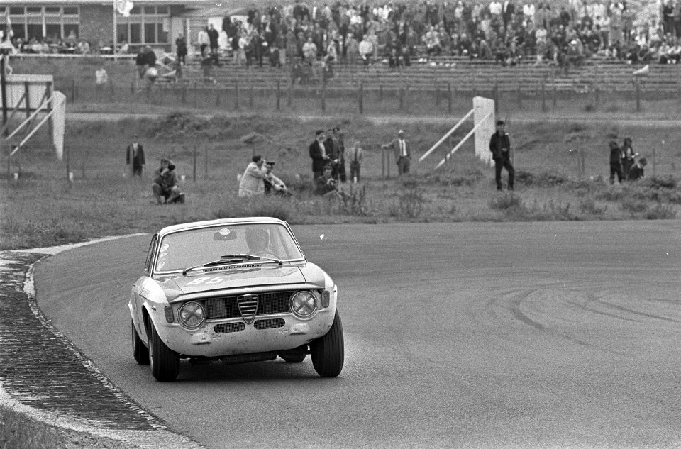 Grote Prijs van Zandvoort Formule II . Rob Slotemaker in Alfa Romeo GTA in aktie, Bestanddeelnr 920-5534