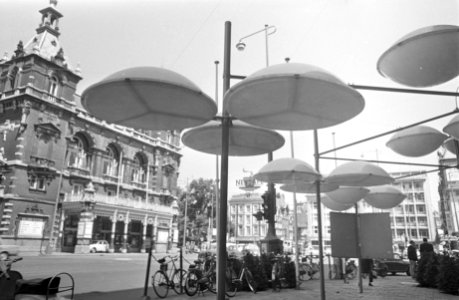 Grote witte schotels als verlichting op Leidseplein, Bestanddeelnr 921-4283