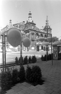 Grote witte schotels als verlichting op Leidseplein, Bestanddeelnr 921-4284