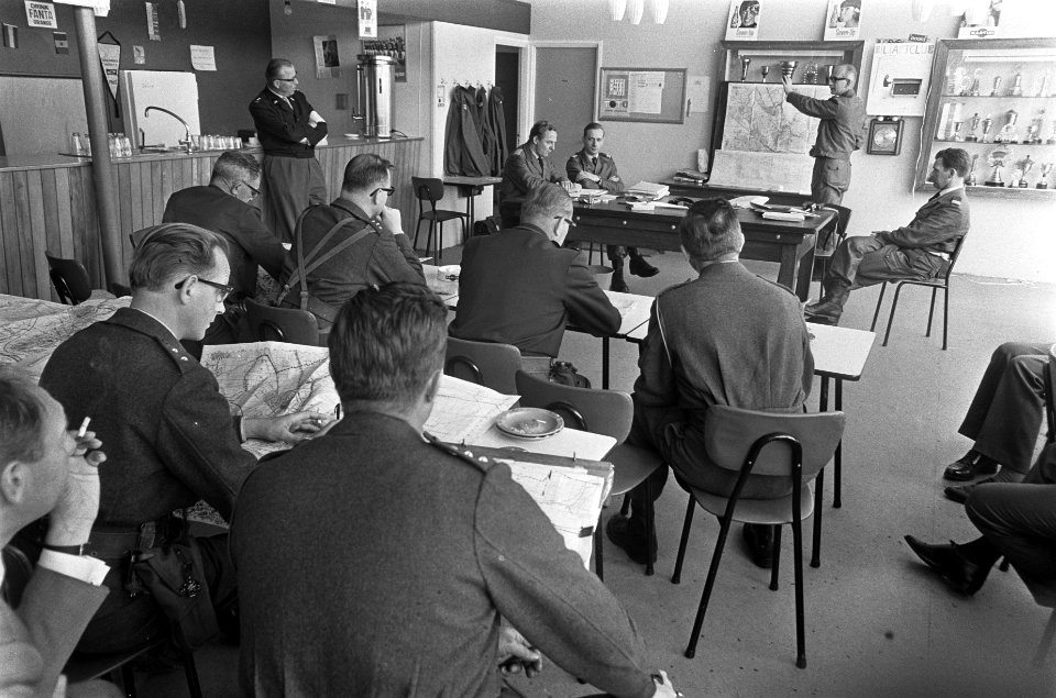 Grote inzet oefening BB in Amsterdam-Noord. De commandopost van de BB in kantine, Bestanddeelnr 921-4675