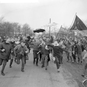 Grote jaarlijkse schoolvoetbaltoernooi begonnen, Bestanddeelnr 916-2258