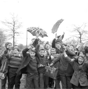Grote jaarlijkse schoolvoetbaltoernooi begonnen, Bestanddeelnr 916-2256