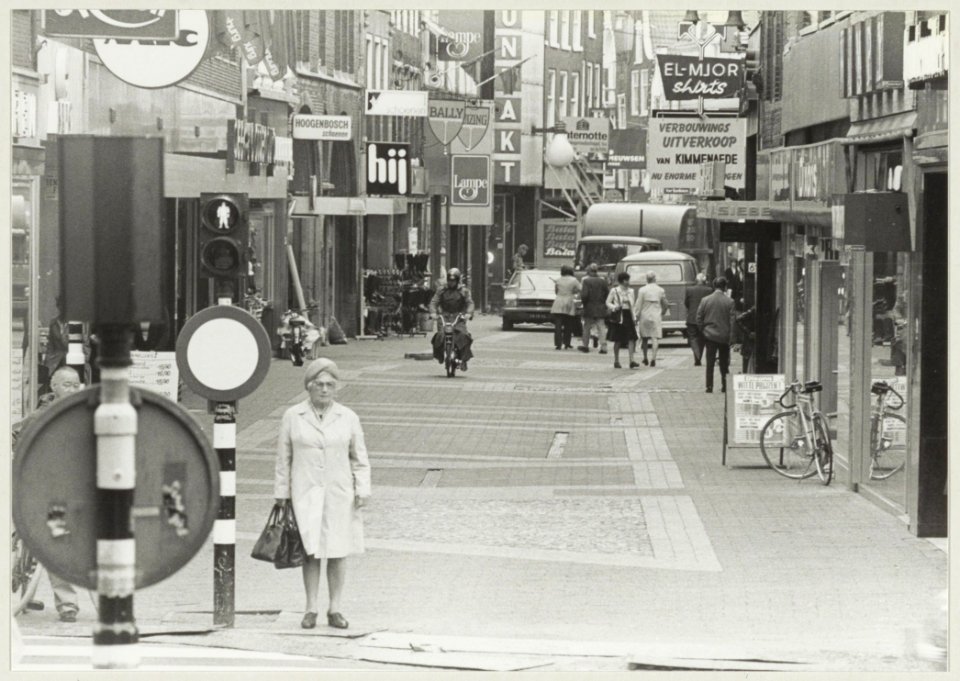 Grote Houtstraat ziende vanaf het Verwulft naar het noorden, met de nieuwe sierbestrating en als voetgangersdomein. NL-HlmNHA 54009635