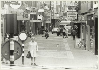 Grote Houtstraat ziende vanaf het Verwulft naar het noorden, met de nieuwe sierbestrating en als voetgangersdomein. NL-HlmNHA 54009635