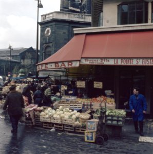 Groentenstal voor café La Pointe St Eustace, Rue de Montmartre, Parijs, Bestanddeelnr 255-9986