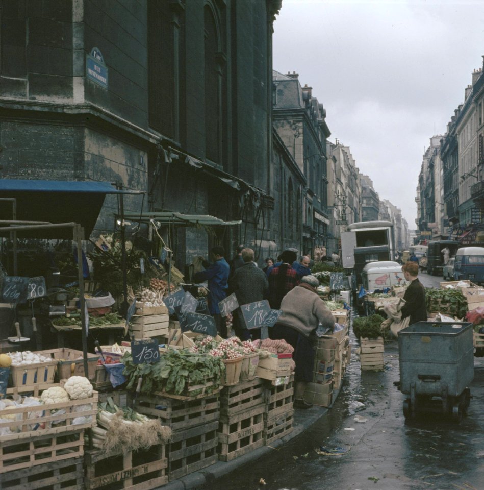 Groentenstallen op de hoek van de Rue Montmartre te Parijs, Bestanddeelnr 255-9991