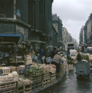 Groentenstallen op de hoek van de Rue Montmartre te Parijs, Bestanddeelnr 255-9991