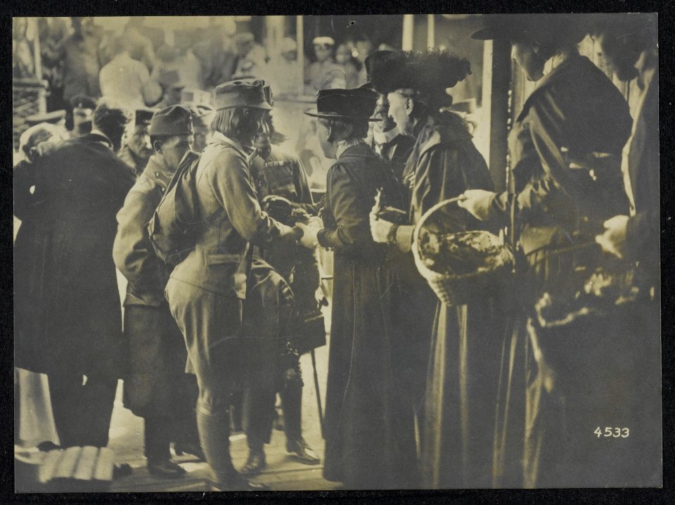 Groep dames met manden spreekt met militairen., Bestanddeelnr 158-1298