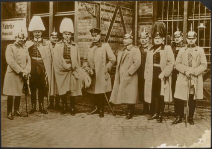 Groep Duitse officieren voor een station., Bestanddeelnr 158-2244