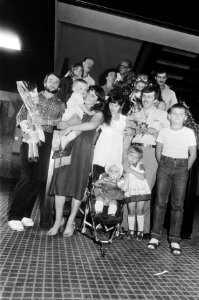 Groep familieleden van naar ons land gevluchte Polen, die alsnog een uitreisvisu, Bestanddeelnr 932-6458