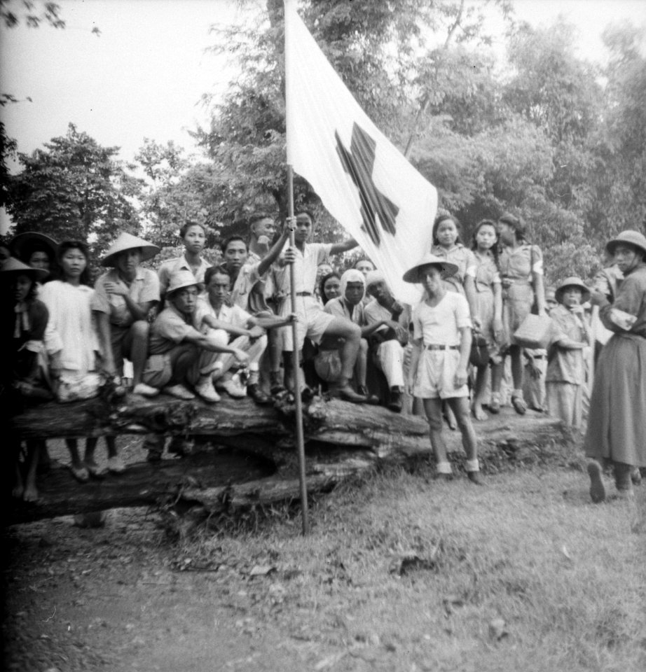 Groep Chinezen met Rode Kruis vlag, Bestanddeelnr 12652