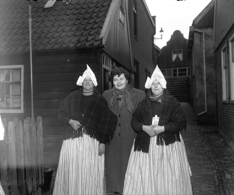 Groep Amerikaanse vrouwen in Volendam, Bestanddeelnr 903-2679