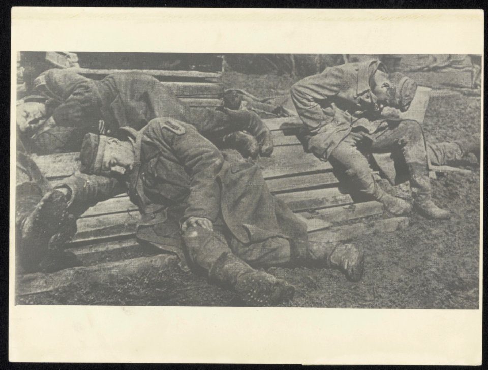 Groep Duitse militairen, slapend in de buitenlucht, Bestanddeelnr 158-0490