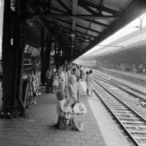 Grote trek naar Zandvoort, wachtend op de trein op Centraal Station, Bestanddeelnr 916-4940