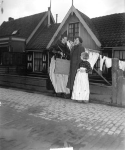Groep Amerikaanse vrouwen in Volendam, Bestanddeelnr 903-2678