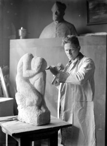 Guðmundur Einarsson (1895-1963), beeldend kunstenaar uit Miðdal, in diens atelie, Bestanddeelnr 190-0343