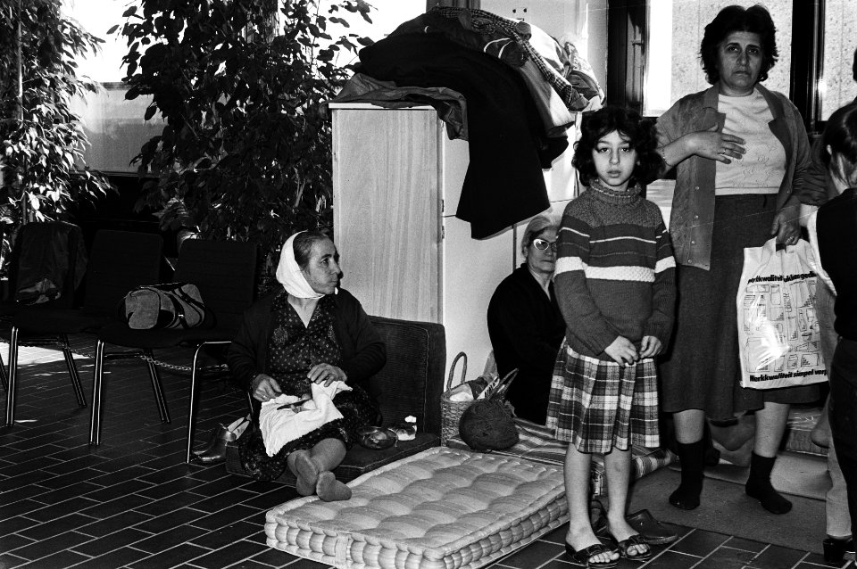 Groep Christen-Turken heeft toevlucht gezocht in kerkzaal VU uit vrees uitgewezen te worden, enige Turkse vrouwen in de kerkzaal, Bestanddeelnr 931-4451