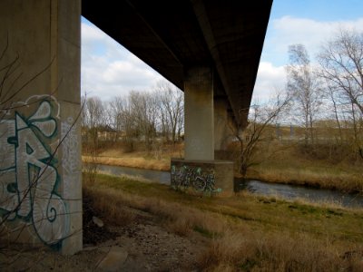 Großdeubener Pleißebrücke die Bundesstraße 2 überführend -Untersicht-Pleißebett- im März 2018a