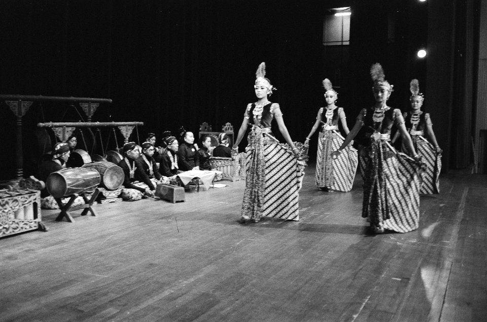 Groep danseressen, Bestanddeelnr 924-4131