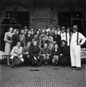Groep Engelse scholieren op de Kaasmarkt, Bestanddeelnr 901-9246