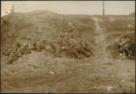 Groep Duitse soldaten rust uit in het veld, Bestanddeelnr 158-2267