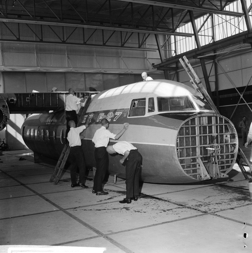 Groenen in Delft reinigen een Fokker met spons en zeem, Bestanddeelnr 918-1534