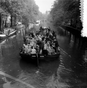 Groenen met dekschuit door Amsterdamse grachten, Bestanddeelnr 908-0134