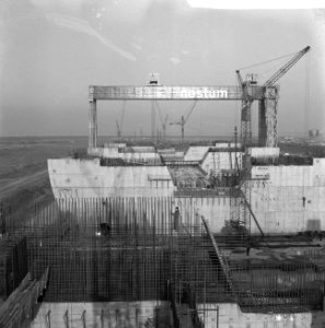 Groeiend eiland in het Haringvliet, overzicht met de grote brugkraan, Bestanddeelnr 911-9856