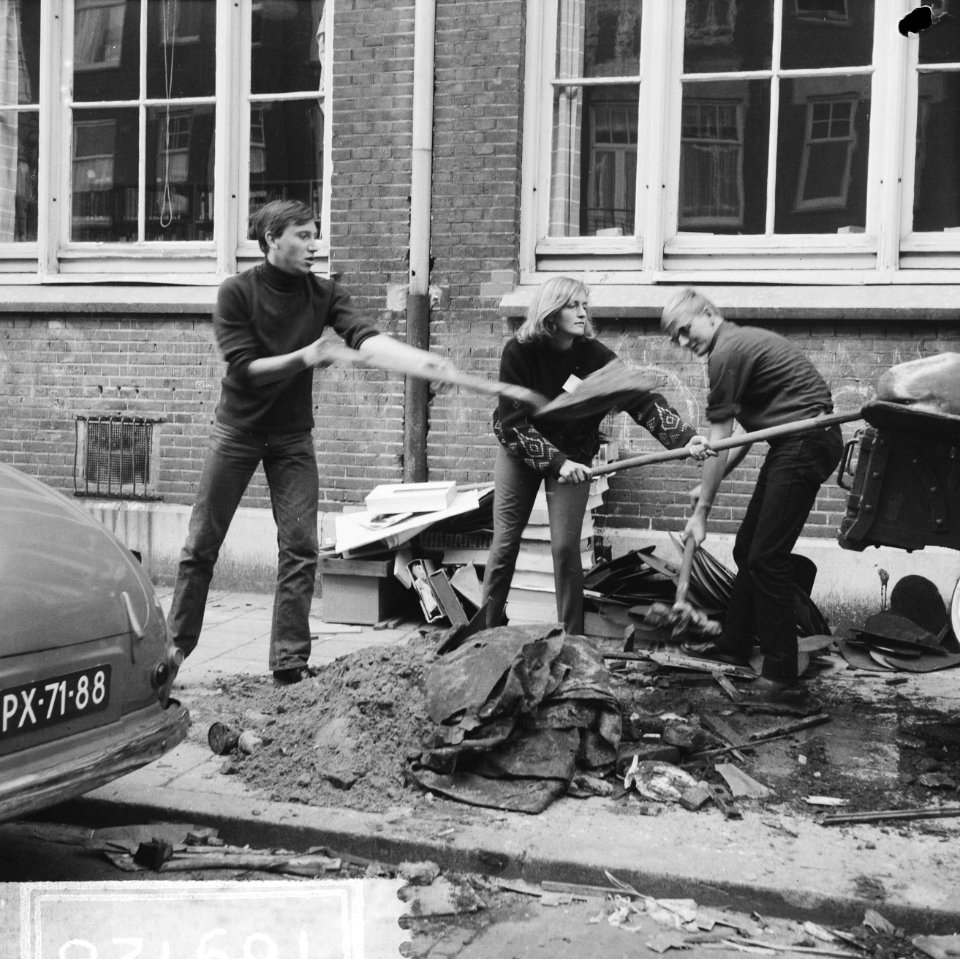 Groenen verrichten werk in Ons Huis aan de Nova Zemblastraat, Bestanddeelnr 916-9128