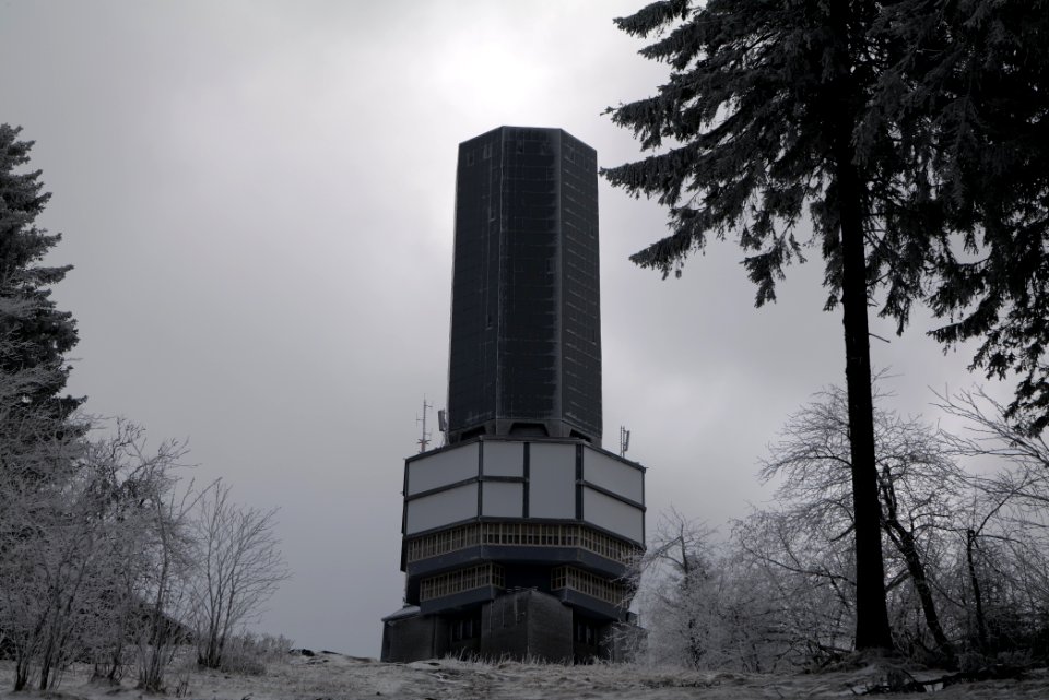 Großer Feldberg communication tower with snow 2021-04-06 02