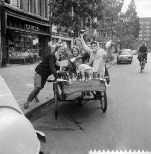 Groenen van de Algemene Vrouwelijke Studentenvereniging halen oude flessen op, Bestanddeelnr 911-6133