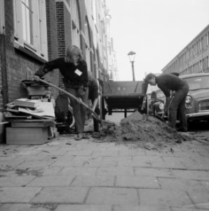Groenen verrichten werk in Ons Huis aan de Nova Zemblastraat , de groenen aa, Bestanddeelnr 916-9130
