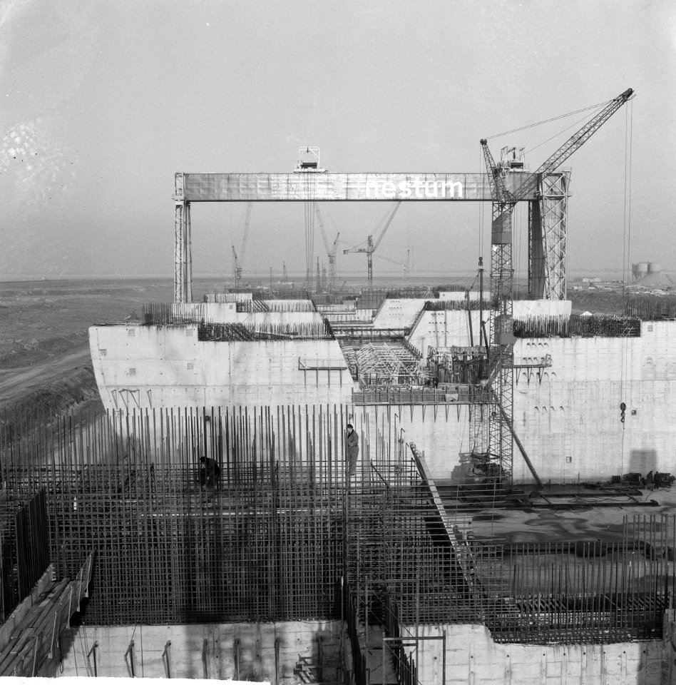 Groeiend eiland in het Haringvliet, overzicht met de grote brugkraan, Bestanddeelnr 911-9854