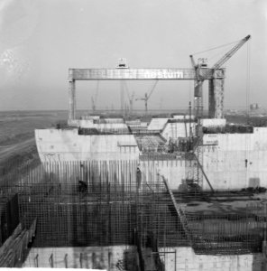 Groeiend eiland in het Haringvliet, overzicht met de grote brugkraan, Bestanddeelnr 911-9854
