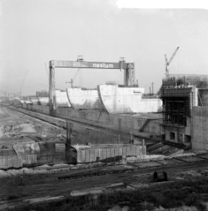 Groeiend eiland in het Haringvliet, overzicht met de grote brugkraan, Bestanddeelnr 911-9857