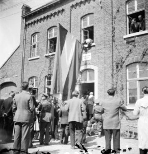 Grenscorrectie bij Sittard 6 m over de grens. Landdrost Dassen hangt vlag uit, Bestanddeelnr 934-6971