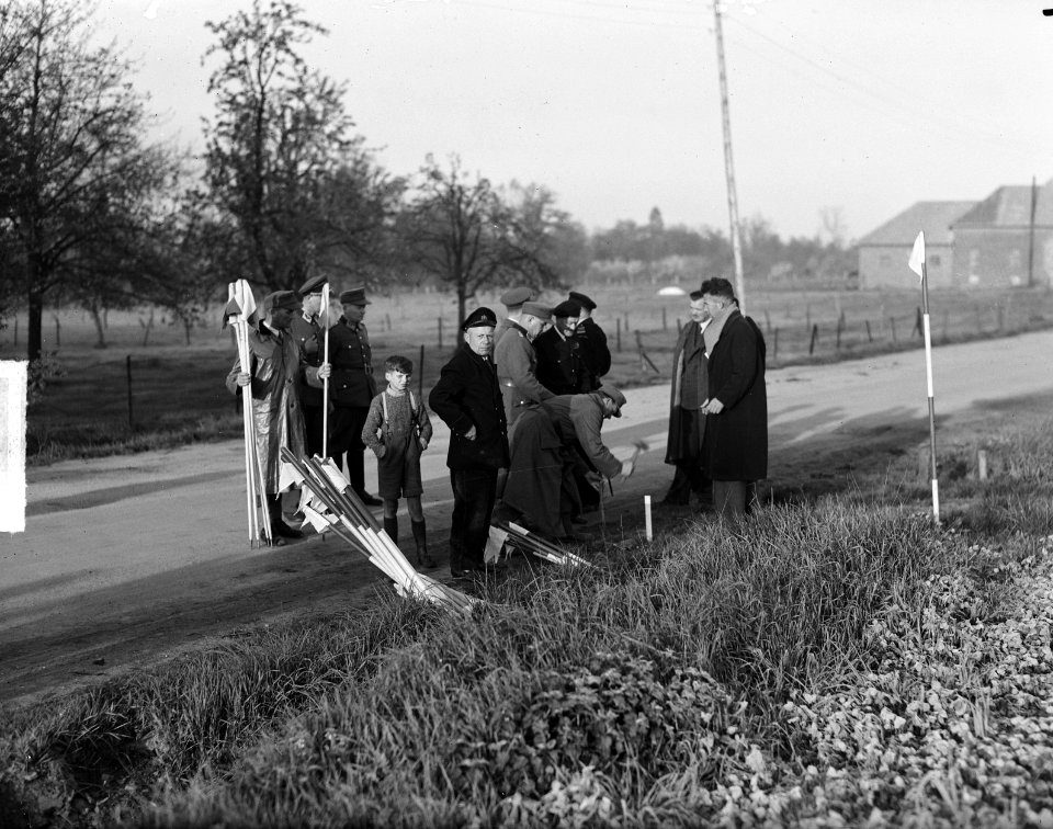 Grenscommissie aan het werk met het bepalen van de grens, Bestanddeelnr 903-3290