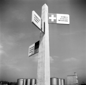 Grenspaal bij het drielandenpunt Duitsland, Frankrijk en Zwitserland in de haven, Bestanddeelnr 254-1301