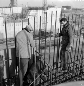 Groeiend eiland in het Haringvliet, lassers aan het werk de zuidelijke hoekpijle, Bestanddeelnr 911-9860