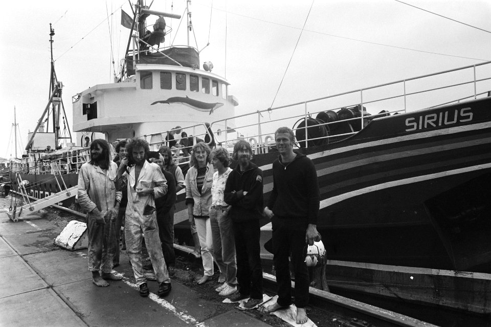 Greenpeaceschip Sirius terug in Amsterdam bemanning van de Sirius voor het schi, Bestanddeelnr 932-2851
