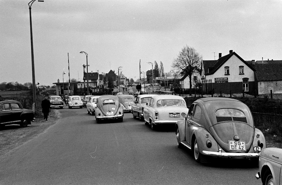 Grensdrukte bij Venlo, Duitse huismoeders doen inkopen in Venlo, Bestanddeelnr 915-0387