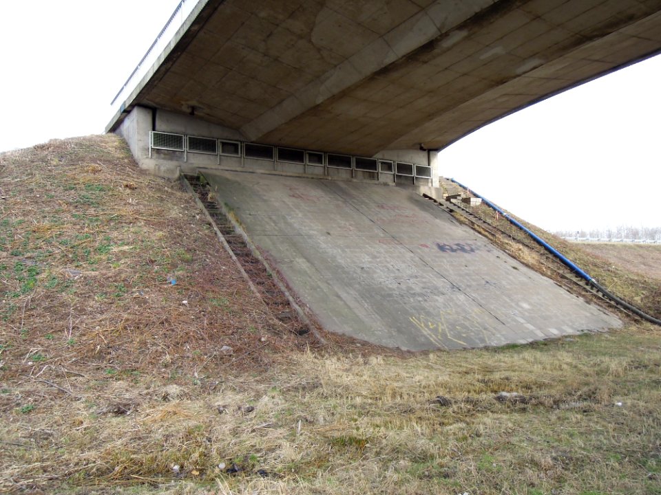 Großdeubener Pleißebrücke die Bundesstraße 2 überführend -Widerlager-Ost- im März 2018
