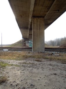 Großdeubener Pleißebrücke die Bundesstraße 2 überführend -Untersicht-Bahnstrecke- im März 2018b